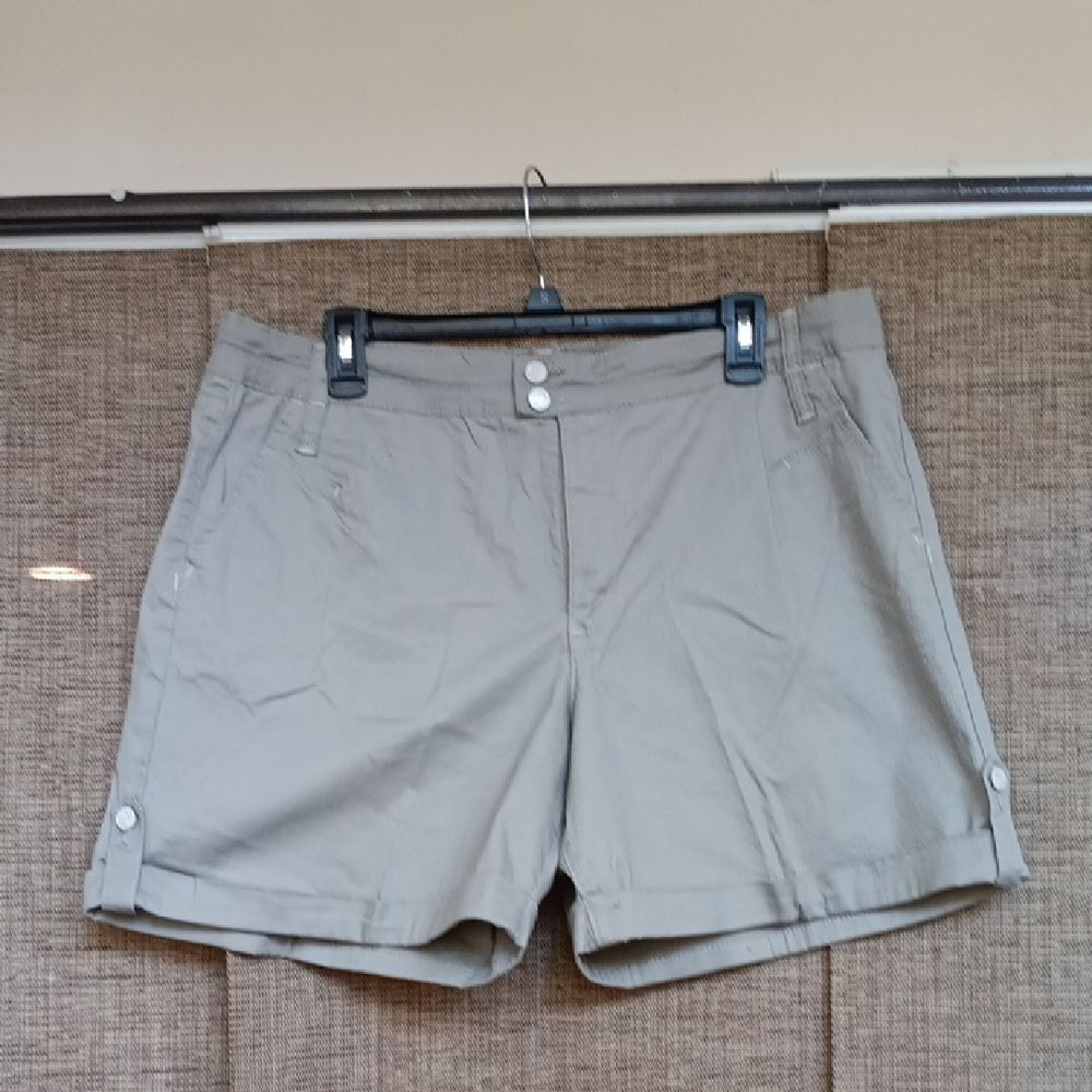 Gloria Vanderbilt Women's Cargo Shorts in Tan